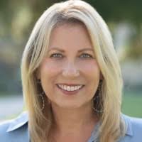 Head shot of Paula Schneider